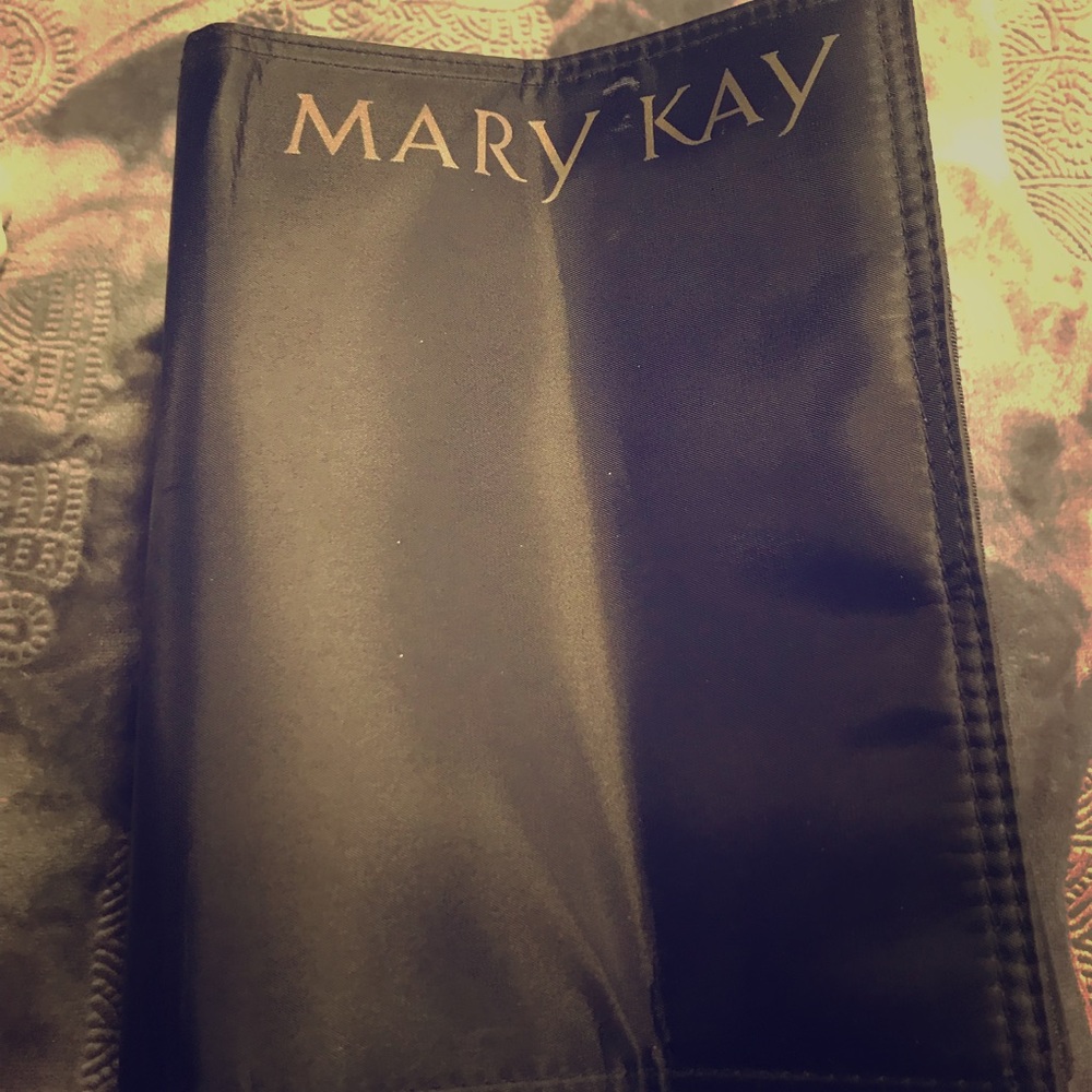 MARY KAY Rolling Tavel bag NWOT